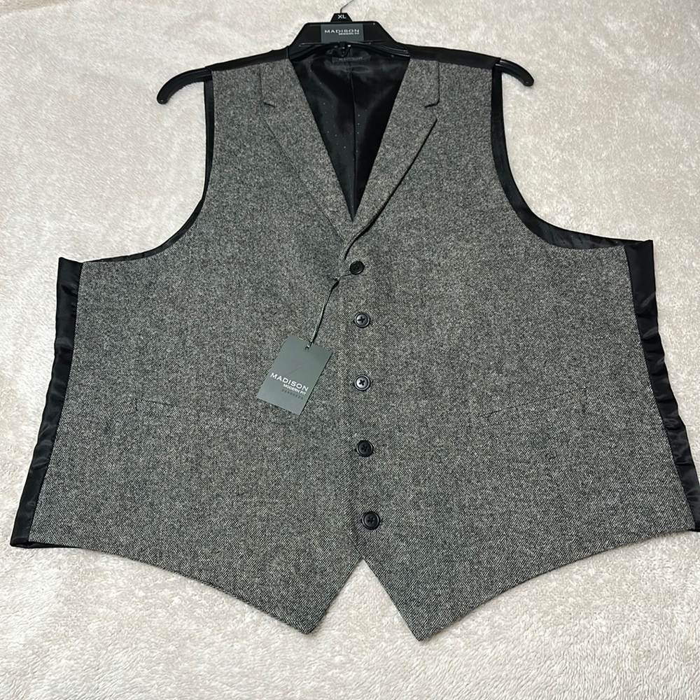 Madison Modern Fit men’s gray vest size XL New with tags!